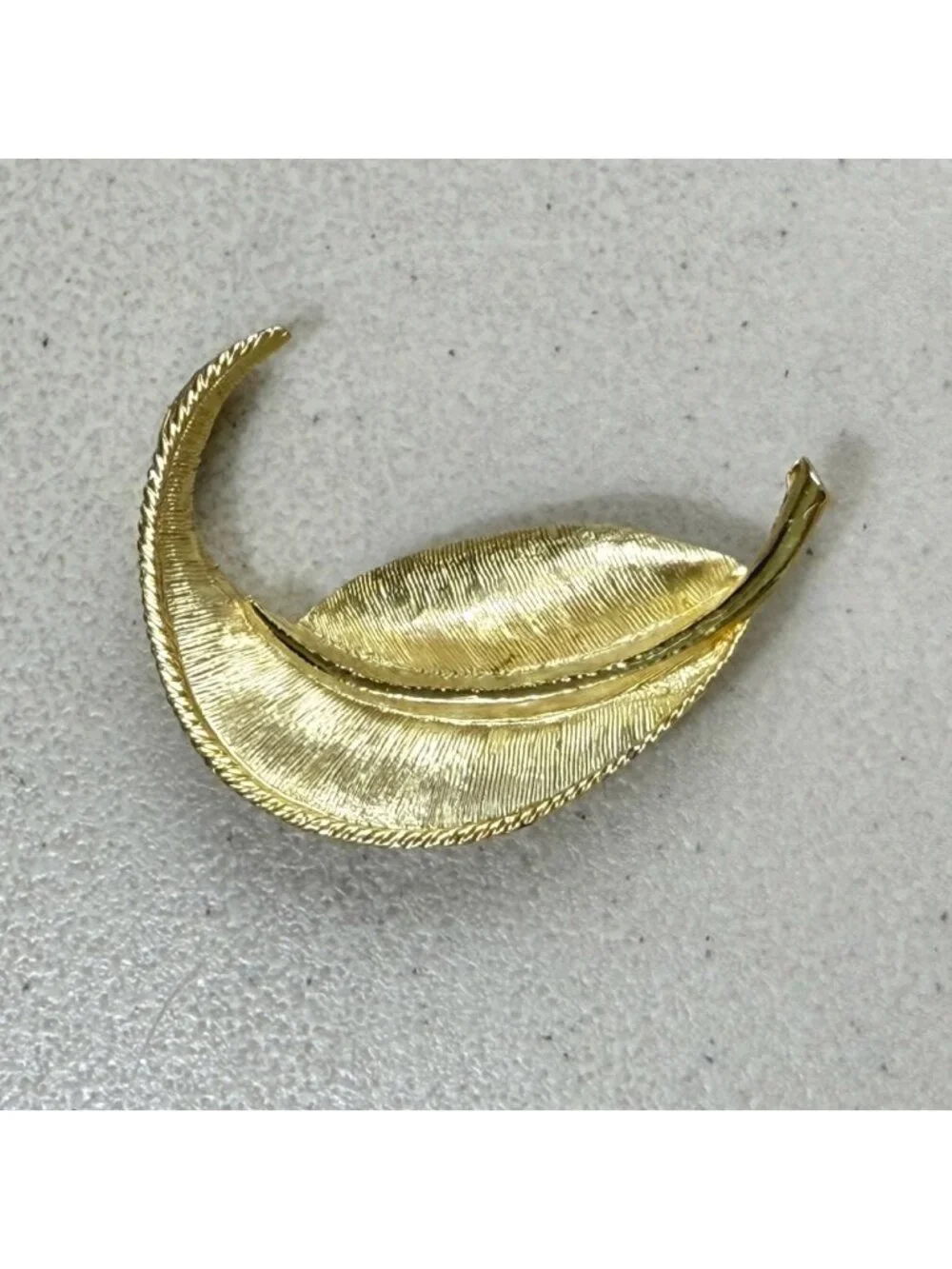 Vintage Curved Leaf Brooch 1970s Gold Tone Metal 3D Nature Foliage Pin Botanical